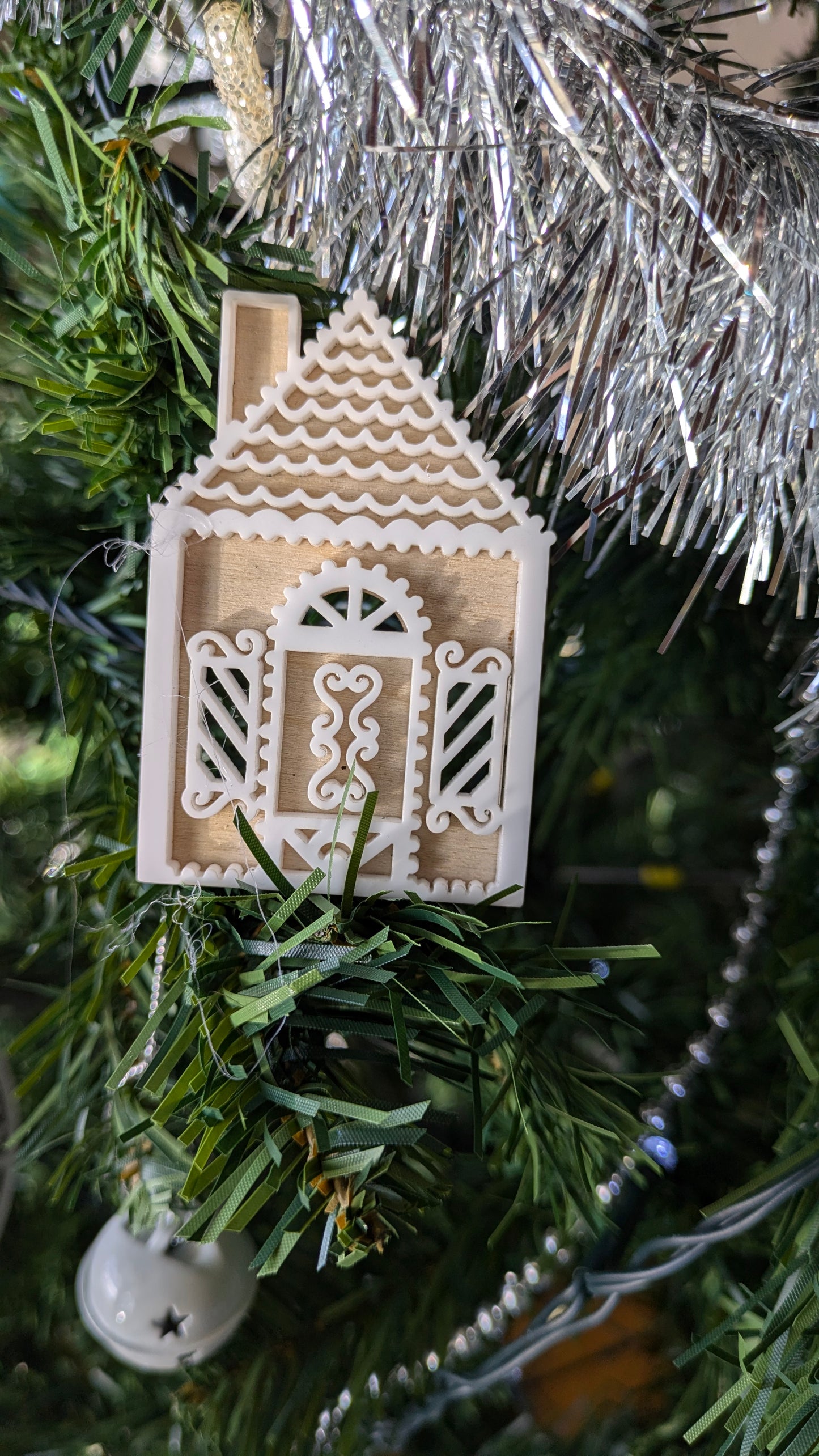Gingerbread house magnet